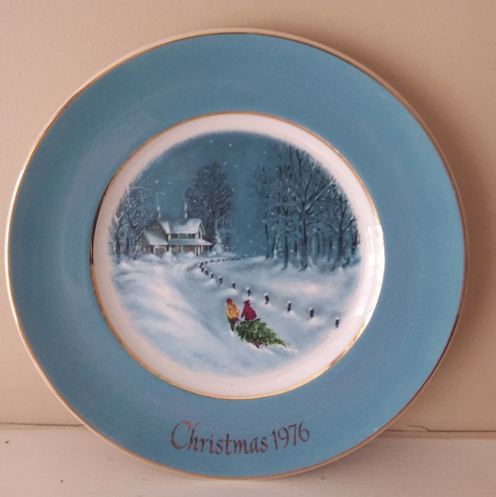 Vintage Avon Wedgewood 1976 Collectable "Bringing home the tree" Plate